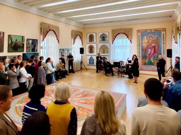 В Сочи открылась выставка «Непобедимая красота» к юбилею Победы