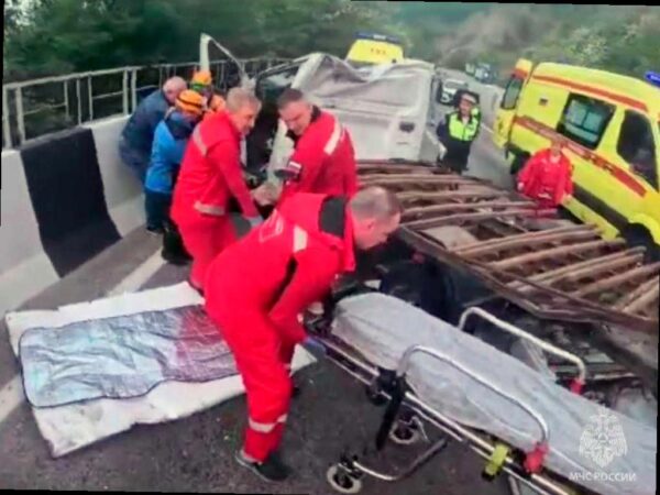 На Мамайском перевале в Сочи спасатели помогли водителю после аварии