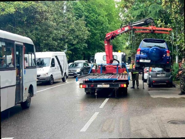 В Сочи активизируют работу по эвакуации автомобилей, нарушающих правила парковки
