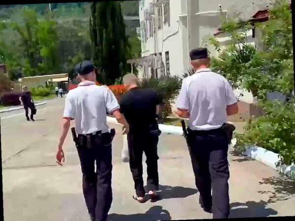 В Сочи задержали уличного торговца из Коми за продажу гранатового сока. Мужчину оштрафовали ранее за незаконную деятельность, но штраф не был оплачен. Поэтому ему назначили арест на 7 суток в марте этого года. Сейчас он попался второй раз и получил еще один арест на 5 суток. Подробности в источнике: https://sochinews.io/vtoroy-arest-za-chetyre-mesyaca-v-sochi-nakazali-priezhzogo-ulichnogo-torgovca.