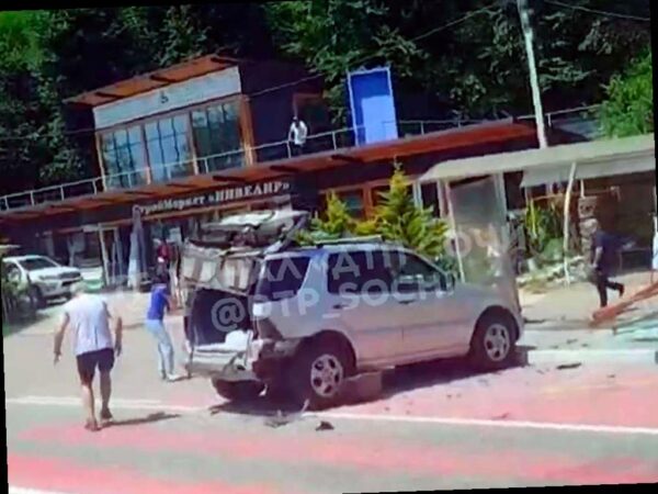 В Сочи произошла авария: автомобиль без водителя врезался в остановку