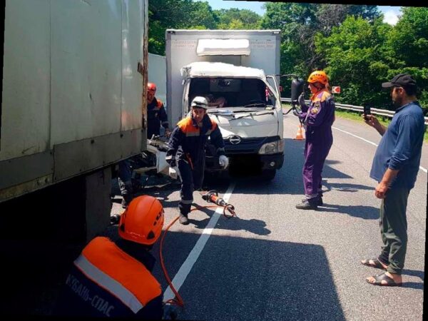 ДТП на трассе в Сочи: спасен ребенок из автокабины