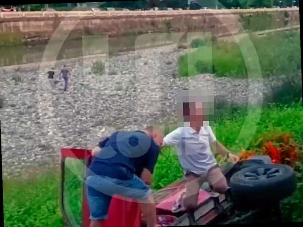В Центральном районе Сочи автомобиль попал в реку после того, как протаранил набережную. Видео с места происшествия было опубликовано в социальных сетях.