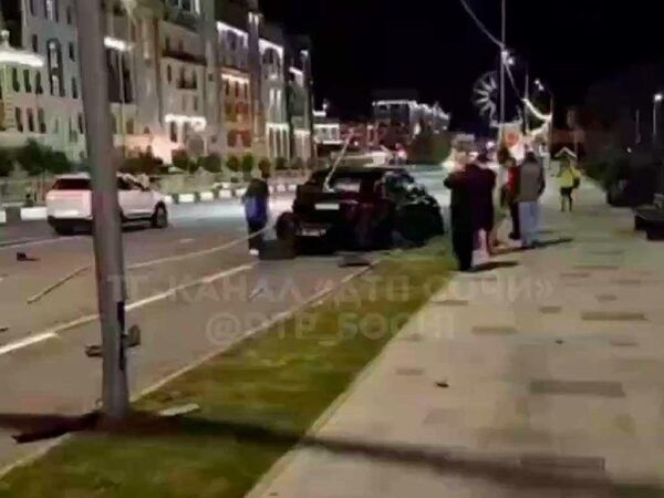 В поселке Эсто-Садок в Сочи произошла авария с участием внедорожника «Мерседес». Водитель потерял управление и врезался в дорожное ограждение, снес около 30 метров и остановился на велосипедной дорожке. Пешеходы не пострадали, информации о состоянии водителя пока нет. Подробности на телеграм-канале «ДТП Сочи». (Фото: ДТП Сочи / t.me/dtp_sochi)