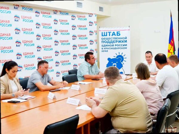 Депутат Виктор Тепляков контролирует работы по ликвидации оползня на улице Краснодонской в Сочи