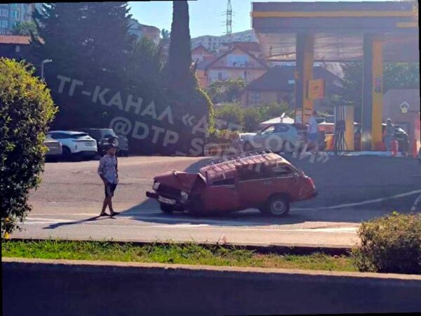 В Сочи произошла авария: автомобиль «ВАЗ-четверка» врезался в стену