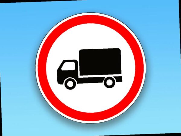 На улице Пензенская в Адлере будет ограничено движение для грузовиков с массой более 8 тонн с 11 августа. Решение принято администрацией курорта. В другом районе Сочи уже были введены ограничения для грузовиков на мосту через Кудепсту из-за их массы и габаритов. Иногда водители грузовиков сносят ограничительную рамку.