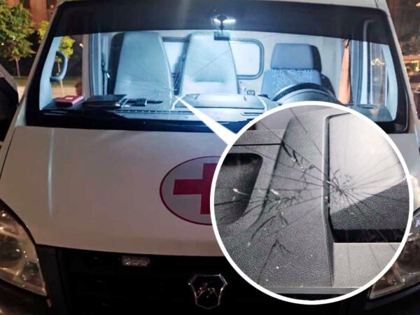 Неадекватный мужчина из Сочи разбил стекло автомобиля скорой помощи в Краснодаре