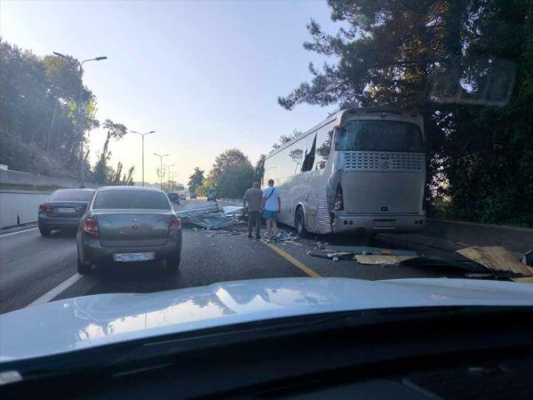 В Сочи произошло ДТП: «Газель» столкнулась с автобусом
