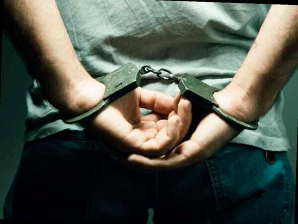 Вор ворвался в авто с спящим водителем в Адлере