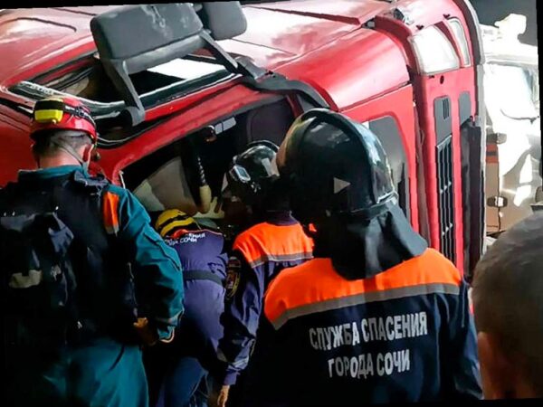 Женщину зажало в грузовике после ДТП в посёлке Чемитоквадже