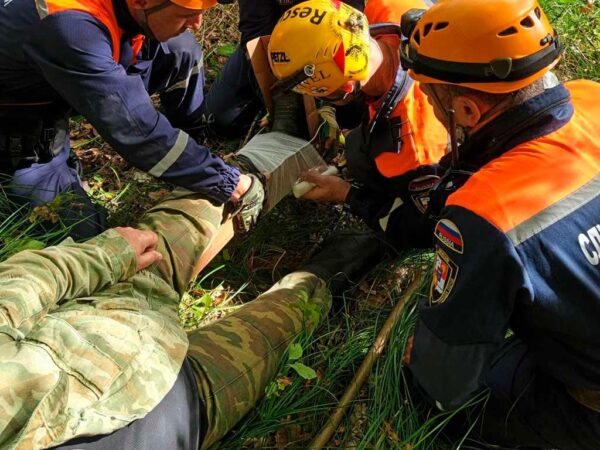 В лесу около поселка Якорная Щель спасли грибника с переломом ноги