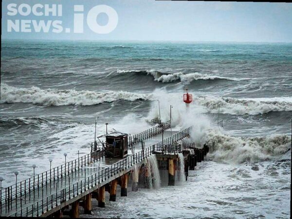 Бурное начало недели в Сочи: ветер и шторм