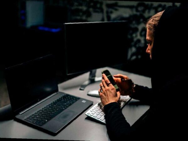 Две жительницы Адлера стали жертвами мошенников и потеряли более 3 миллионов рублей. Один из злоумышленников предложил одной из женщин инвестировать через специальное предложение на сайте знакомств. Женщина перевела около 900 тысяч рублей, но когда попыталась вывести деньги, ей сообщили о технической проблеме.