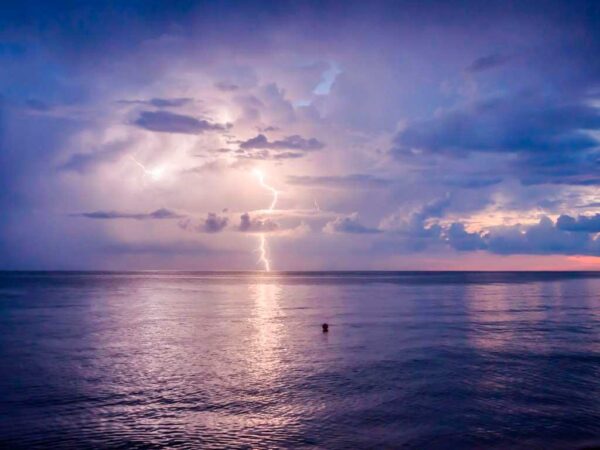 Сильный дождь с грозой ожидается в Сочи в среду