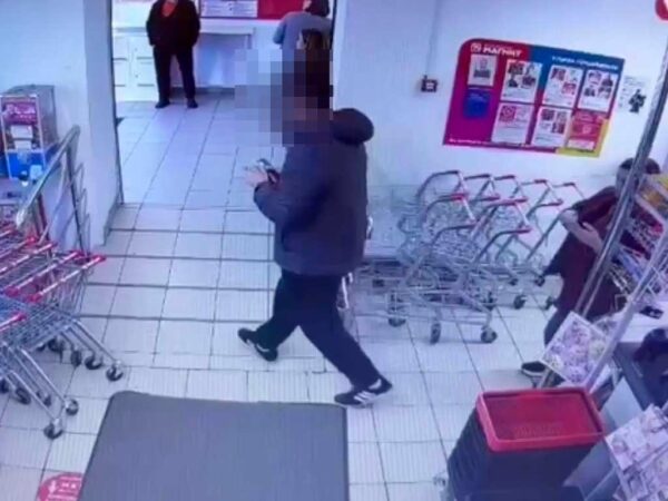 В Сочи предотвратили попытку грабежа магазина благодаря бдительной сотруднице. 22-летний местный житель пытался похитить шоколад на сумму 5,5 тысяч рублей и скрыть товар под курткой. Но сотрудница заметила его действия, вызвала полицию и вернула украденное. Молодой человек был задержан, возбуждено уголовное дело. За покушение на преступление и грабеж ему грозит до 4 лет тюремного заключения. Фото: УВД по городу Сочи.