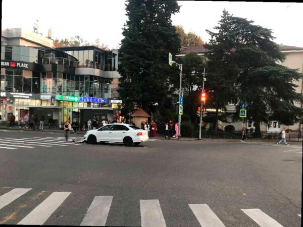 В Центральном районе Сочи легковушка сбила подростка на самокате