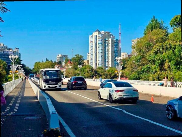 На Верещагинском виадуке в Сочи начались дорожные работы. Специалисты приводят в порядок дорожное покрытие на площади около 2,7 тысячи квадратных метров.