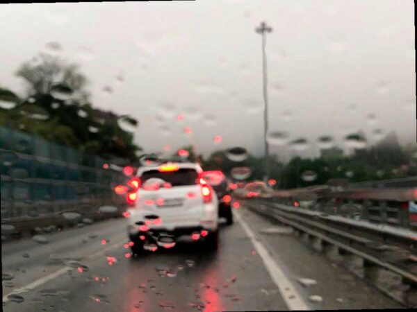 В Сочи объявлено штормовое предупреждение из-за приближающейся непогоды. Синоптики прогнозируют сильные дожди, ливни с грозой и возможный град до 11 октября. Ветер усилится, порывы достигнут 20-25 м/с.