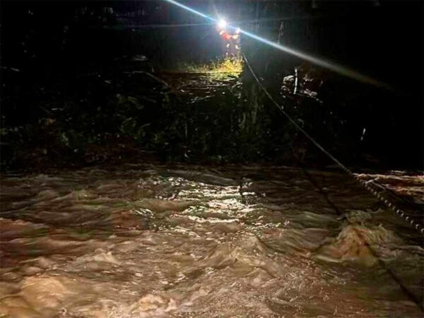 В Сочи река Цанык затопила автомобиль с водителем