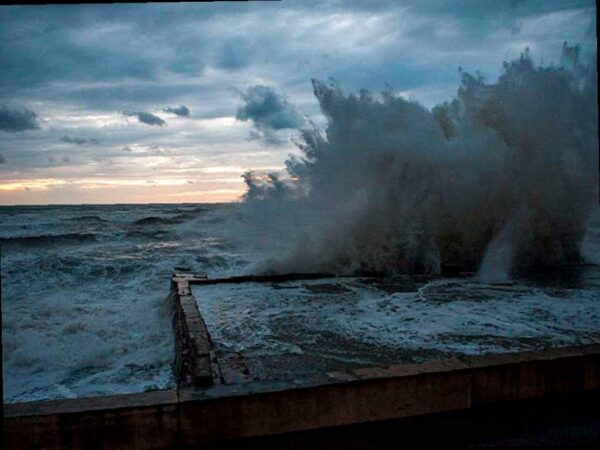 В Сочи ожидаются ливни и шторм