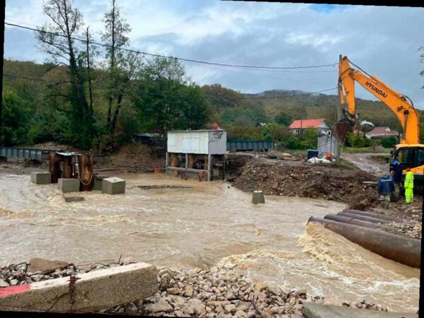 Ливни повредили мост в Молдавановке, жителям предложили «воздушный переход»