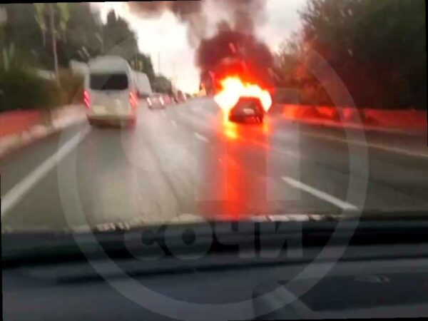 В Сочи загорелся автомобиль на трассе