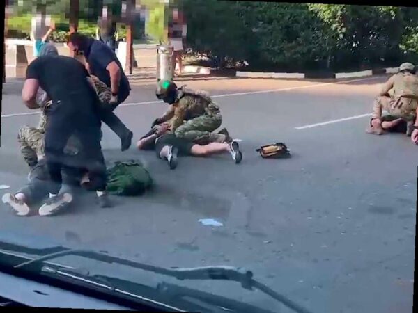 В аэропорту Сочи задержали молодого человека, подозреваемого в вербовке людей в террористическую организацию. Он был задержан силами полиции при поддержке бойцов ОМОН Росгвардии Краснодарского края.