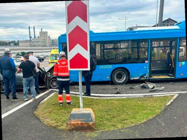 Авария в Сириусе: легковушка столкнулась с автобусом