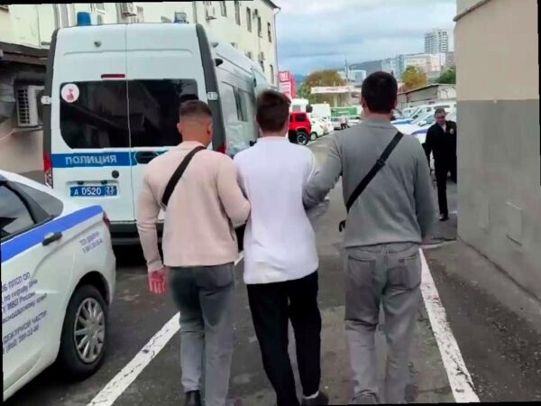 В Сочи приезжий угрожал ножом и отнял сумку у прохожего