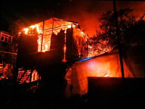 Три дома и автомобиль сгорели в пожаре в Сочи