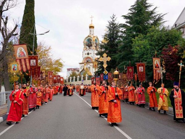В Сочи временно изменят движение из-за крестного хода ко дню Святого Михаила Архангела