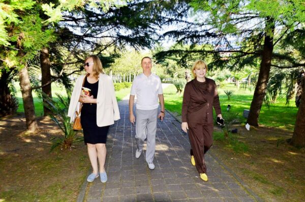 «Депутат Тепляков осматривает сквер Кооперативный»