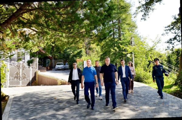 Виктор Тепляков оценил состояние парка «Тропа здоровья» в Хостинском районе Сочи