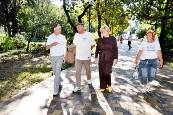 «Виктор Тепляков оценил обновленный Пролетарский сквер в Сочи»