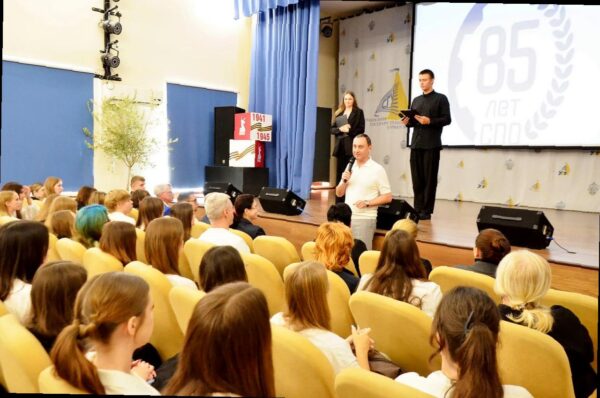 «Виктор Тепляков поздравил учителей и учащихся Сочи с профессиональным праздником»