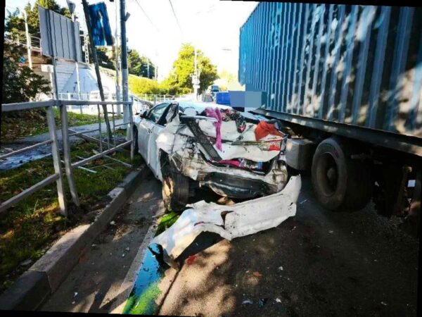 В Сочи столкнулись грузовик и легковушка, пострадали дети