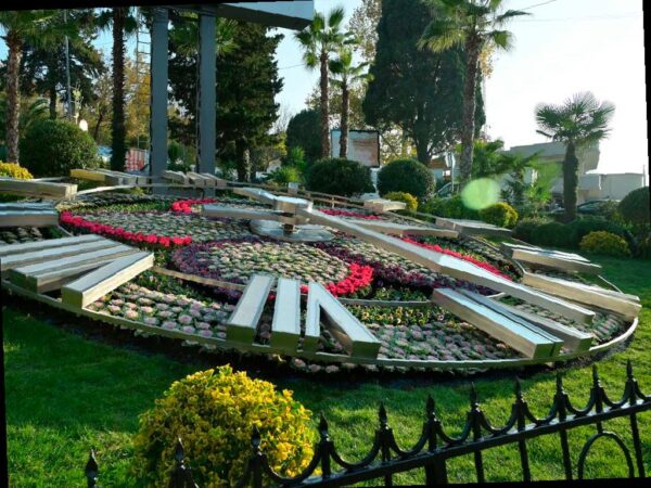 Обновление и модернизация цветочных часов на улице Войкова в Сочи