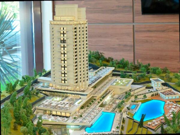 В центре Сочи открылся обновленный парк-отель, бывший пансионат «Нева». Это историческое здание, построенное в 1979 году, занимает площадь 4,7 гектара.