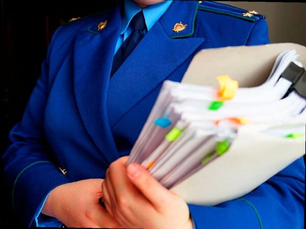 Более 43 миллионов рублей, украденные при реализации национальных проектов в сфере коммунальной инфраструктуры, вернули в бюджет Сочи благодаря действиям прокуратуры города. Незаконные действия двух руководителей коммерческих организаций были выявлены в ходе проверки за январь-февраль 2025 года. Они незаконно вывели средства, предназначенные на строительство систем водоснабжения и водоотведения в рамках программы «Модернизация систем коммунальной инфраструктуры Краснодарского края», и забрали себе «вознаграждение» в размере 10 процентов от суммы. По данному делу было возбуждено уголовное дело по статье УК РФ о мошенничестве в особо крупном размере. Благодаря принятым мерам ущерб был полностью возмещен, а похищенные средства уже вернули в бюджет города. (Фото: Генпрокуратура РФ / genproc.gov.ru)