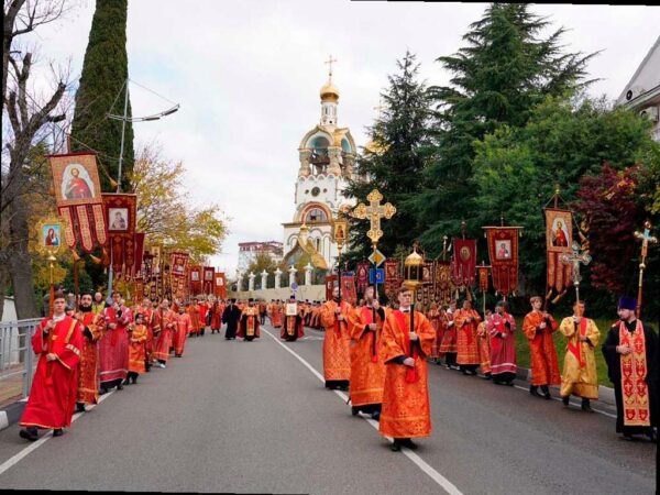 В Сочи ограничат движение транспорта из-за крестного хода