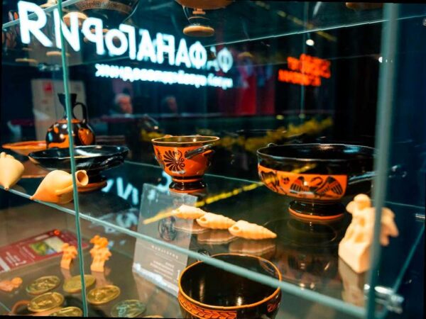 В Сириусе открылась выставка о древних греческих праздниках