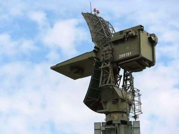 Мэр Сочи призывает родителей не водить детей в школы и детские сады из-за угрозы атаки беспилотных летательных аппаратов.