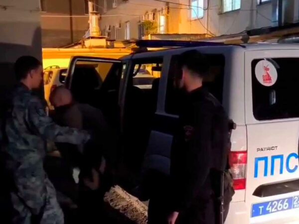 Подозреваемый в Сочи пытался скрыться от полиции, прогуливаясь по реке