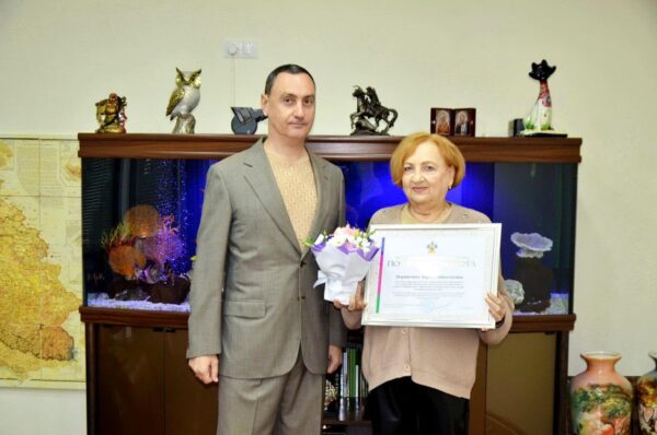 «Виктор Тепляков наградил специалистов Сочи Почётными грамотами»
