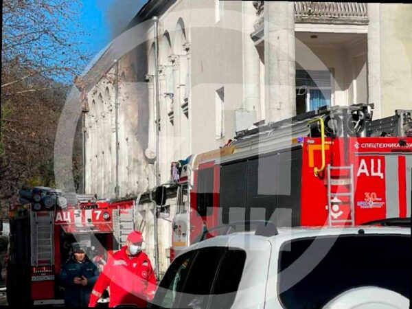 Пожар в многоквартирном доме на улице Профсоюзной в Хостинском районе Сочи начался после полудня. Первые пожарные прибыли быстро, чтобы ликвидировать открытое горение. Вскоре они справились с огнем, который затронул около 40 квадратных метров. В тушении пожара участвовали 9 человек и две единицы спецтехники.