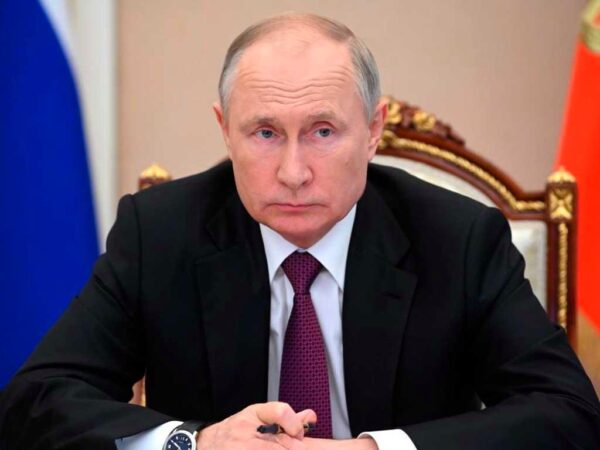 Путин подписал законы о ЖКХ, пенсиях для участников СВО и новых регионах