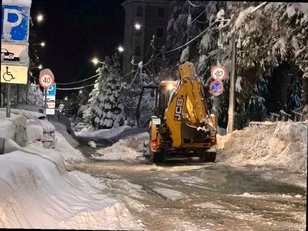 В Сочи выпало много снега: в Красной Поляне высота покрытия превысила 70 см, а в городе 11 см. Для очистки улиц задействовано почти 200 единиц спецтехники.