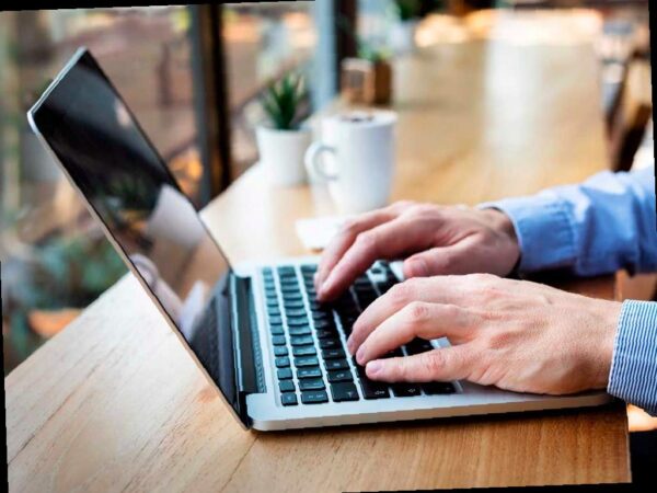 Россияне в 2026 году продолжат работать по привычному графику с пятидневной рабочей неделей, сообщили в Госдуме. Шестидневные рабочие недели не планируются. Однако в 2027 году возможны изменения. Предварительно рассматривается введение одной шестидневной рабочей недели в ноябре. Окончательный производственный календарь на следующий год будет утвержден позднее. Подробности читайте по ссылке: https://sochinews.io/v-2026-godu-rossiyan-ne-zhdut-shestidnevnyie-rabotyi-nedeli/