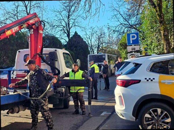 Эвакуация неправильно припаркованных автомобилей в центре Сочи